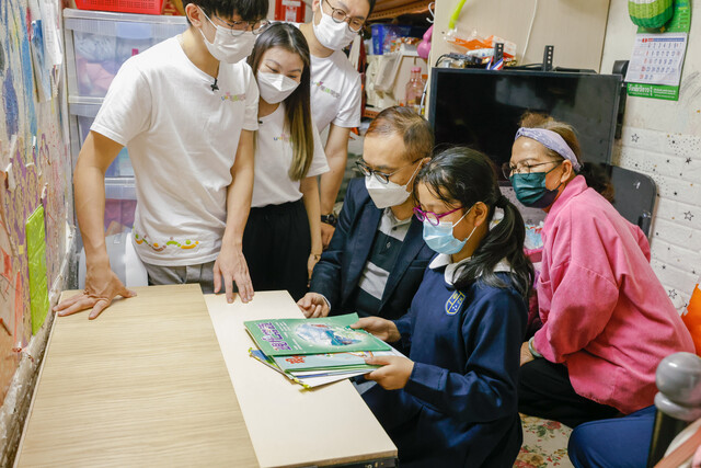香港青年协会总干事何永昌(后)希望同学透过亲身家访，理解到『小意念大影响』的效果，即使一件小家具，都能大为改变基层家庭的居住环境。